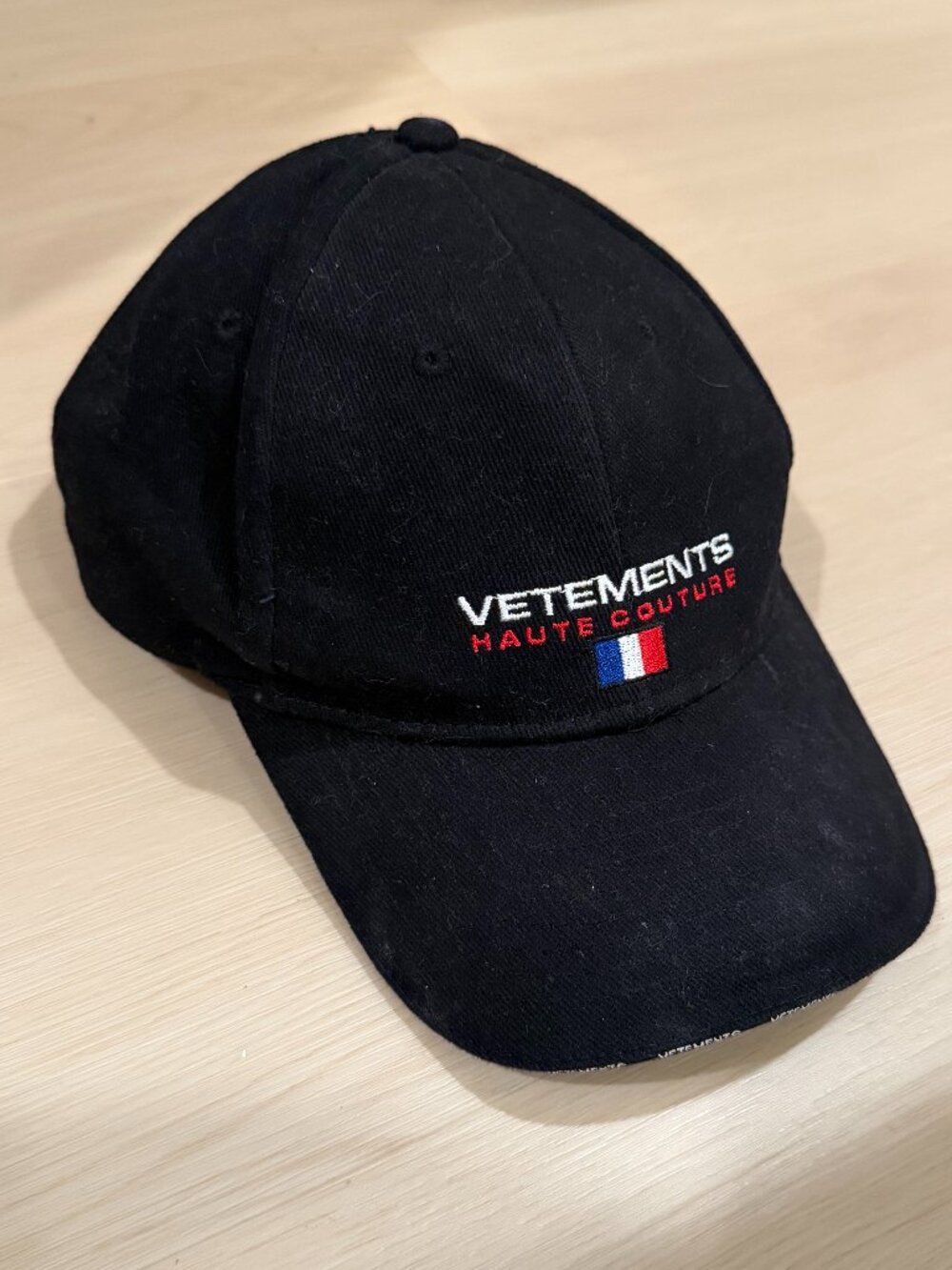 Vetements Black Cap with Logo Embroidery – Streetwear Essential